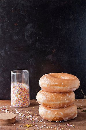 decorating - Stack of glazed donuts and sprinkles Stock Photo - Premium Royalty-Free, Code: 614-06719706