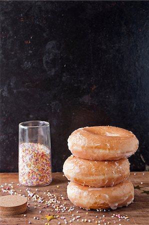 Stack of glazed donuts and sprinkles Stockbilder - Premium RF Lizenzfrei, Bildnummer: 614-06719706