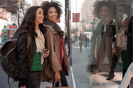 people looking store window - Women window shopping on city street Foto de stock - Sin royalties Premium, Código: 614-06719711