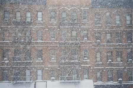 Snow falling by apartment buildings Photographie de stock - Premium Libres de Droits, Code: 614-06719739