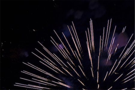 fuegos artificiales - Fireworks exploding in night sky Foto de stock - Sin royalties Premium, Código: 614-06719754