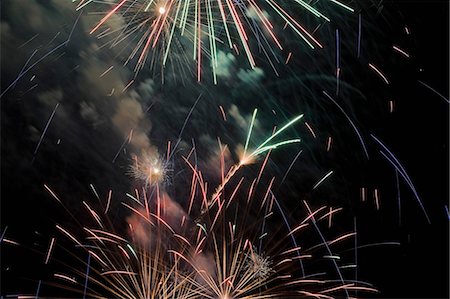 dia da independência - Fireworks exploding in night sky Foto de stock - Royalty Free Premium, Número: 614-06719758