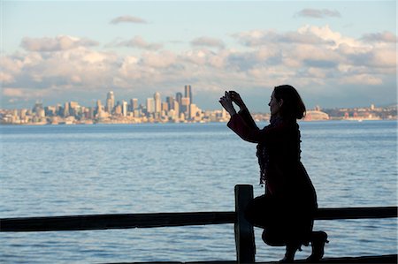 Woman taking picture of Seattle skyline Stock Photo - Premium Royalty-Free, Code: 614-06719906