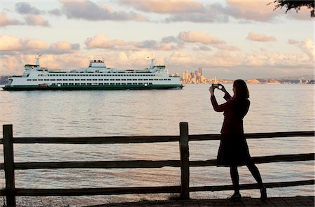 Woman taking picture of cruise ship Foto de stock - Sin royalties Premium, Código: 614-06719908