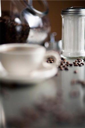 Cup of cappuccino with coffee beans Foto de stock - Royalty Free Premium, Número: 614-06719957