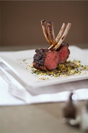 Plate of roast lamb on table Stockbilder - Premium RF Lizenzfrei, Bildnummer: 614-06720025