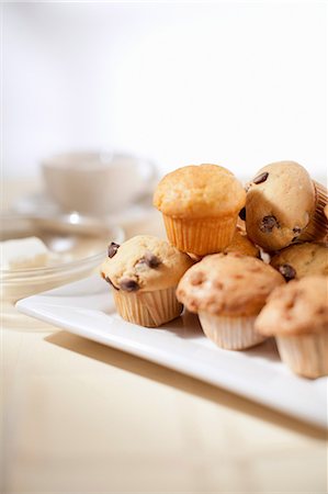 Plate of muffins on table Foto de stock - Sin royalties Premium, Código: 614-06720028