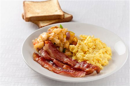 Plate of eggs, potatoes and bacon Photographie de stock - Premium Libres de Droits, Code: 614-06720038