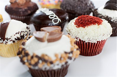 simsearch:649-09206598,k - Decorated cupcakes on counter Photographie de stock - Premium Libres de Droits, Code: 614-06720048