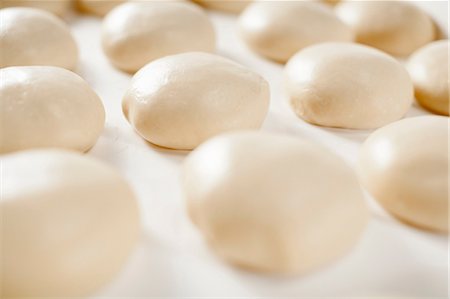 simsearch:614-06719314,k - Close up of dough balls rising Foto de stock - Sin royalties Premium, Código: 614-06720041