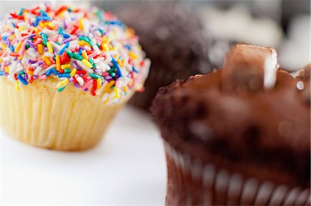 Decorated cupcakes on counter Foto de stock - Sin royalties Premium, Código: 614-06720054