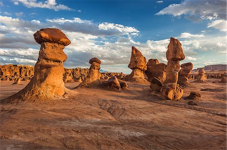 Rock formations in dry landscape Photographie de stock - Premium Libres de Droits, Code: 614-06720068