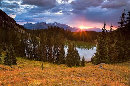 Sun setting over still rural lake Foto de stock - Sin royalties Premium, Código: 614-06720063