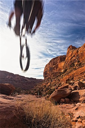 extreme - Blurred view of mountain biker in air Foto de stock - Sin royalties Premium, Código: 614-06720097