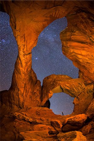 simsearch:614-06720106,k - Hiker and night sky from Double Arch Photographie de stock - Premium Libres de Droits, Code: 614-06720106