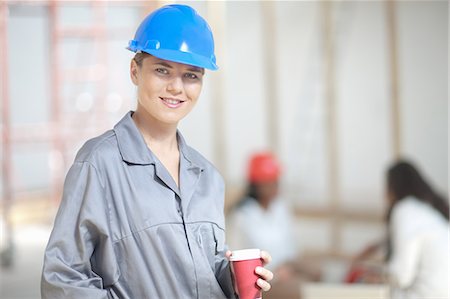 simsearch:614-06814026,k - Smiling female construction worker with coffee Foto de stock - Royalty Free Premium, Número: 614-06814000