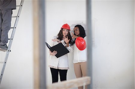 Architect and designer discussing plans on construction site Photographie de stock - Premium Libres de Droits, Code: 614-06814003