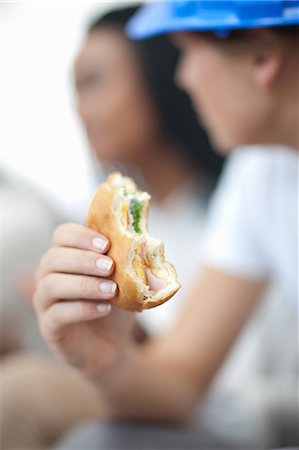 Female worker holding sandwich Photographie de stock - Premium Libres de Droits, Code: 614-06814014