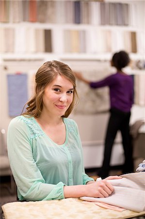 Young woman at desk with fabric samples Photographie de stock - Premium Libres de Droits, Code: 614-06814092