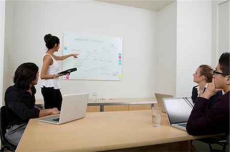 Young woman using whiteboard Foto de stock - Sin royalties Premium, Código: 614-06814114