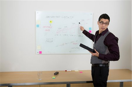 simsearch:614-06814114,k - Young man using whiteboard Photographie de stock - Premium Libres de Droits, Code: 614-06814123