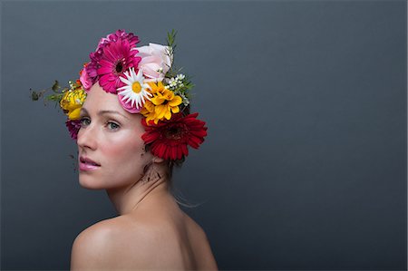 simsearch:614-06814251,k - Young woman wearing garland of flowers on head Foto de stock - Sin royalties Premium, Código: 614-06814183