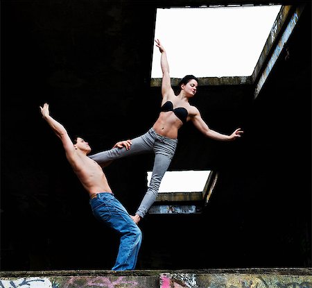 Mid adult couple performing modern dance Foto de stock - Sin royalties Premium, Código: 614-06814304