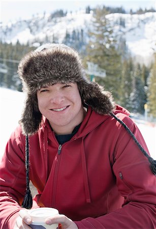 Young man wearing furry hat Photographie de stock - Premium Libres de Droits, Code: 614-06814383