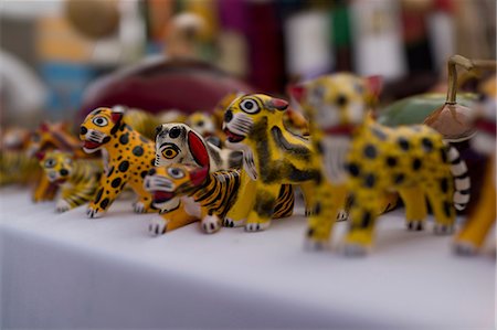 Animal figurines for sale Photographie de stock - Premium Libres de Droits, Code: 614-06813199