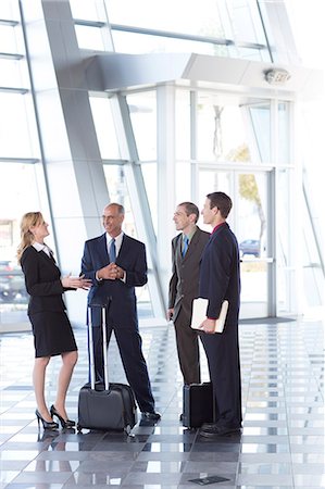 Businesspeople meeting in airport Foto de stock - Sin royalties Premium, Código: 614-06813207