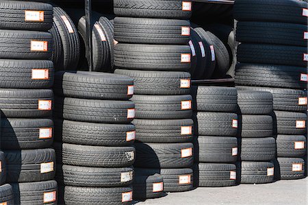 Stacks of car tires Foto de stock - Sin royalties Premium, Código: 614-06813276