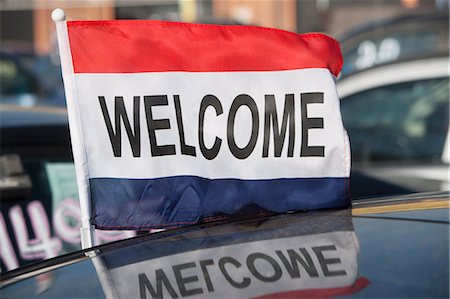 Flag saying Welcome at car dealership Photographie de stock - Premium Libres de Droits, Code: 614-06813273