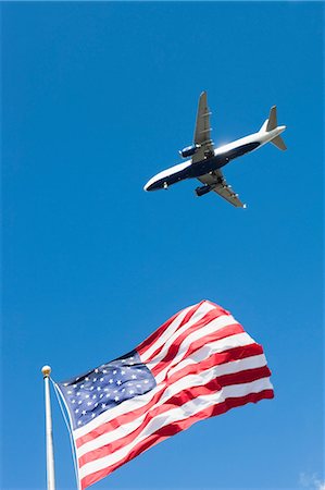 plane bottom - Aeroplane and US flag Foto de stock - Sin royalties Premium, Código: 614-06813283