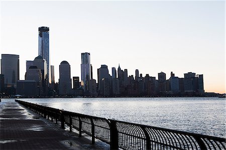 simsearch:614-06813376,k - Manhattan waterfront and skyline at dusk, New York City, USA Foto de stock - Sin royalties Premium, Código: 614-06813358