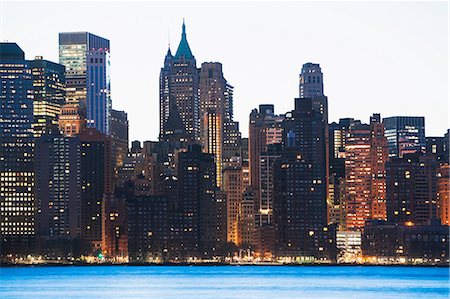 simsearch:614-06813393,k - Manhattan skyline at dusk, New York City, USA Fotografie stock - Premium Royalty-Free, Codice: 614-06813351