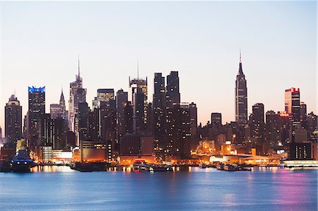 simsearch:614-06813333,k - Manhattan skyline and waterfront at dusk, New York City, USA Foto de stock - Sin royalties Premium, Código: 614-06813377