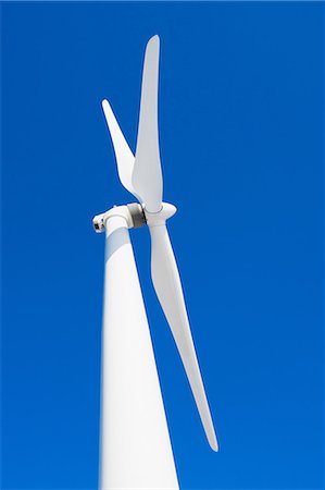 energía eólica - Wind turbine and blue sky Foto de stock - Sin royalties Premium, Código: 614-06813371