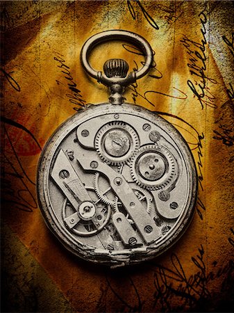 Pocket watch with open back on handwritten letter Photographie de stock - Premium Libres de Droits, Code: 614-06813426