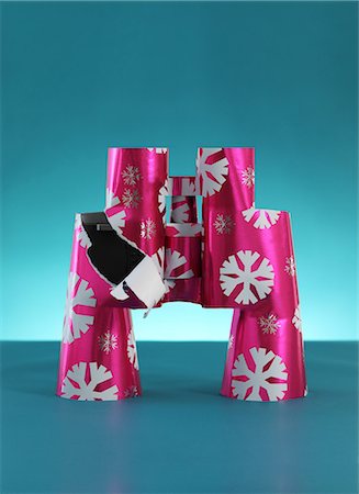 Binoculars wrapped in christmas paper Foto de stock - Sin royalties Premium, Código: 614-06813439