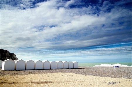 simsearch:614-08989910,k - White beach huts in a row on shingle beach Foto de stock - Royalty Free Premium, Número: 614-06813430