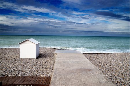 White beach hut on shingle beach Stockbilder - Premium RF Lizenzfrei, Bildnummer: 614-06813432
