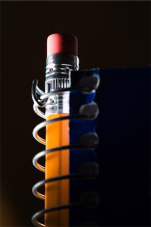 Pencil in spiral bound notebook Photographie de stock - Premium Libres de Droits, Code: 614-06813442