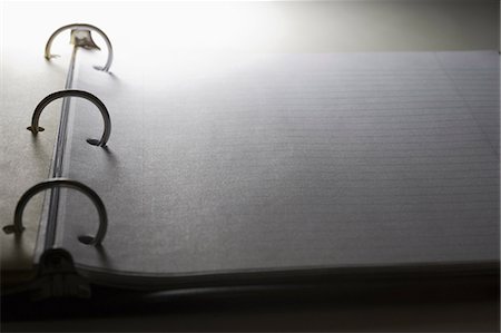 reliure à anneaux - Blank page in ringbinder Photographie de stock - Premium Libres de Droits, Code: 614-06813451