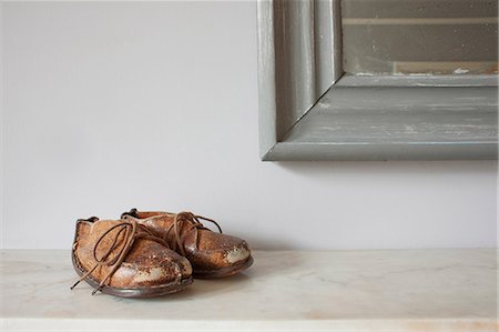 Brown leather shoes on mantelpiece Photographie de stock - Premium Libres de Droits, Code: 614-06813499