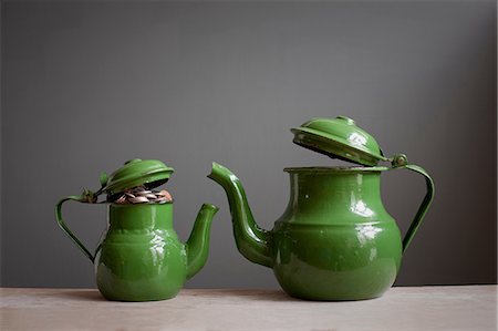 Two teapots with money inside Stock Photo - Premium Royalty-Free, Code: 614-06813507