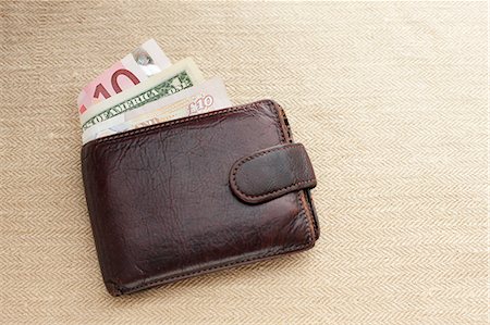 dinero - Brown leather wallet with various currencies Foto de stock - Sin royalties Premium, Código: 614-06813517