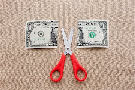 dinero - One dollar bill cut in half with scissors Foto de stock - Sin royalties Premium, Código: 614-06813519