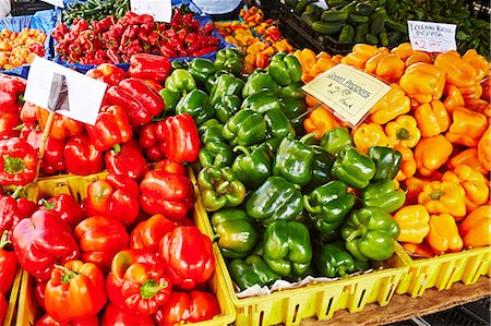 Fresh bell peppers for sale Foto de stock - Sin royalties Premium, Código: 614-06813526