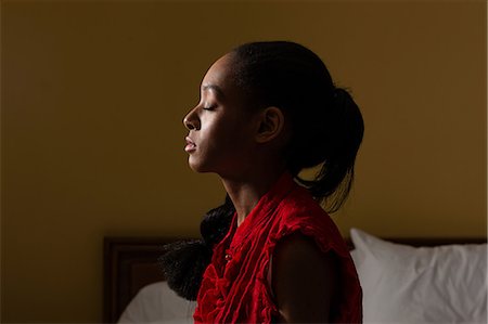 Side view of young woman with eyes closed Photographie de stock - Premium Libres de Droits, Code: 614-06813603