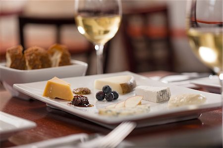 Cheese plate Photographie de stock - Premium Libres de Droits, Code: 614-06813615